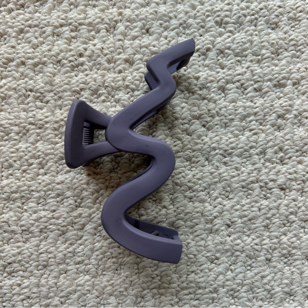 Large Dusty Purple Matte Wavy Claw Clip - Picture 2 of 9